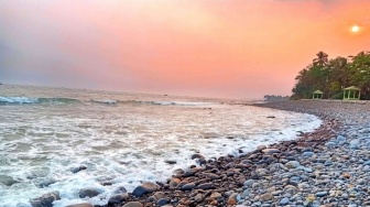 Pantai Cimaja, Gulungan Ombaknya yang Tinggi Cocok untuk Kegiatan Surfing