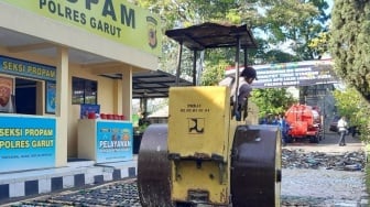 Jelang Natal dan Tahun Baru, Polres Garut Musnahkan Ribuan Botol Minuman Keras dan Knalpot Bising