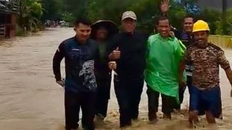 Cuaca Ekstrem, Mentan Terobos Banjir dan Longsor Setelah Pantau Langsung Kondisi Pertanian pada Musim Hujan di Sulawesi