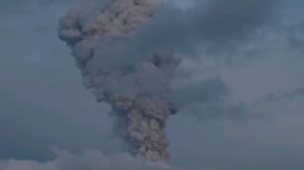 Gunung Ibu Kembali Erupsi, Semburkan Abu Vulkanik 2.000 Meter