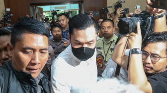 Rugikan Negara Rp300 T, Harvey Moeis Tampil Necis Pakai Kemeja Harga Jutaan saat Divonis 6,5 Tahun Penjara