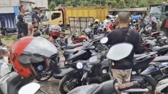 DLH Kabupaten Bandung Barat Kerahkan Personel Bersihkan Cairan Kimia di Jalan yang Sebabkan Kendaraan Rusak