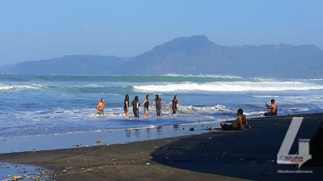 Mencari Cuan Warga Pesisir Karanghawu di Momen Libur Lebaran 2024