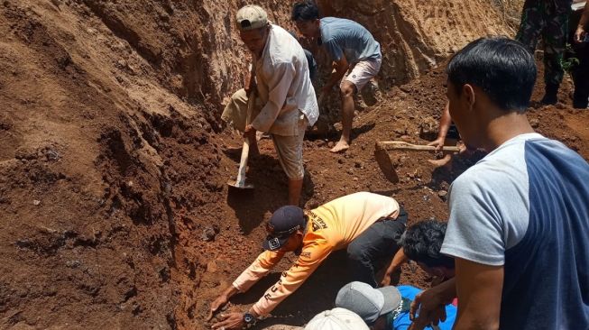 9 Warga Hilang Tertimbun Longsor di Cipongkor, Pencarian Korban Masih Berlangsung