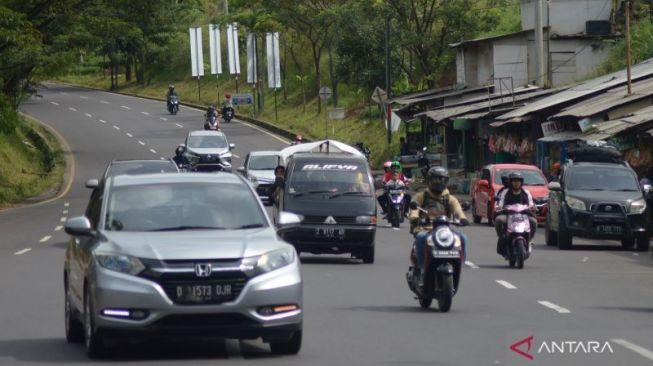 H-3 Lebaran 2024: Puluhan Ribu Kendaraan Pemudik Padati Jalur Nagreg