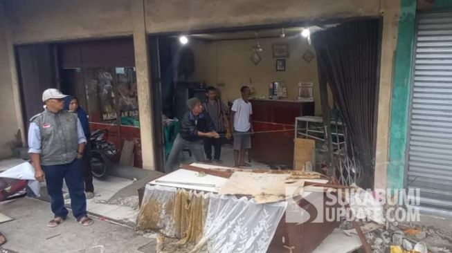 Kondisi rumah makan Padang yang tertabrak mobil Honda Brio di Kampung Selakopi RT 07/04 Desa Lembursawah, Kecamayan Cicantayan, Kabupaten Sukabumi, Jumat (23/9/2022). [Sukabumiupdate.com/CRP-Gianni Fathin Rabbani]