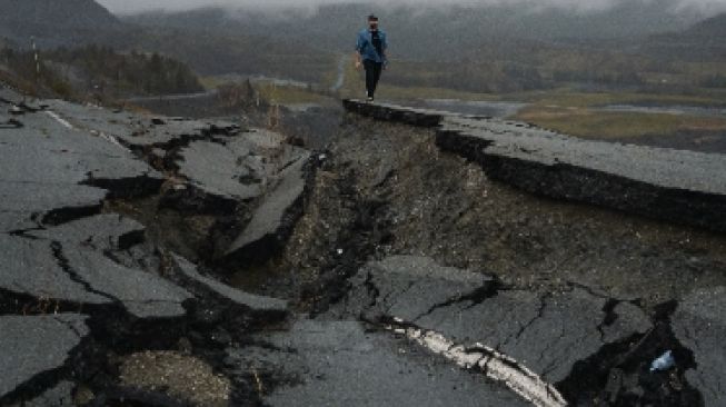 Penampakan Jalan Cibeureum Kertasari Amblas Pasca Gempa Bandung Pagi Ini