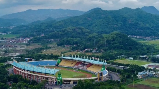 Media Asing Puji Setinggi Langit Stadion Si Jalak Harupat: Rumput Sempurna, Pemandangan Indah