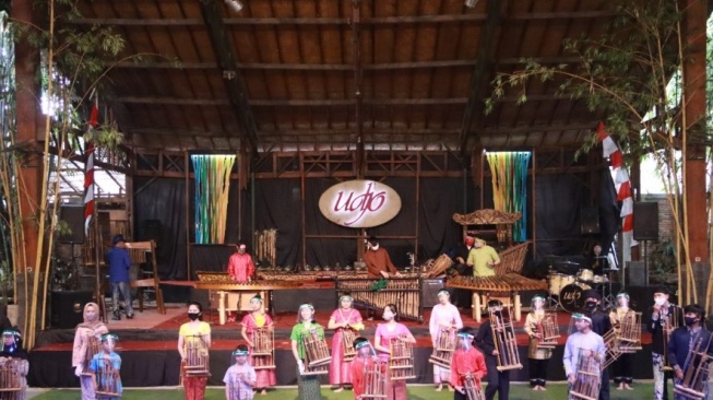 16 November Hari Angklung Sedunia, Rekam Jejak Luar Biasa Saung Udjo dari Den Haag ke Panggung Dunia