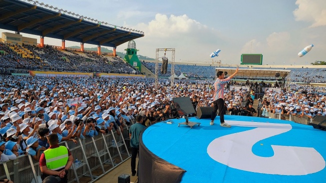 Teriakan Prabowo-Gibran Menggema di Konser Musik Bandung, Gibran: Jangan Golput