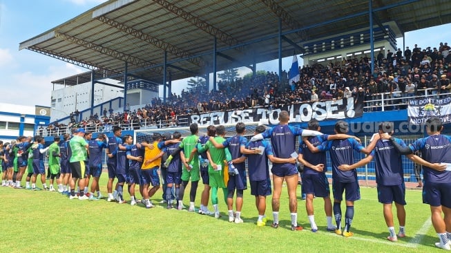 Jelang Lawan Persija, Ratusan Bobotoh Geruduk Tempat Latihan Persib: Main Pakai Hati! [Suara.com/Rahman]