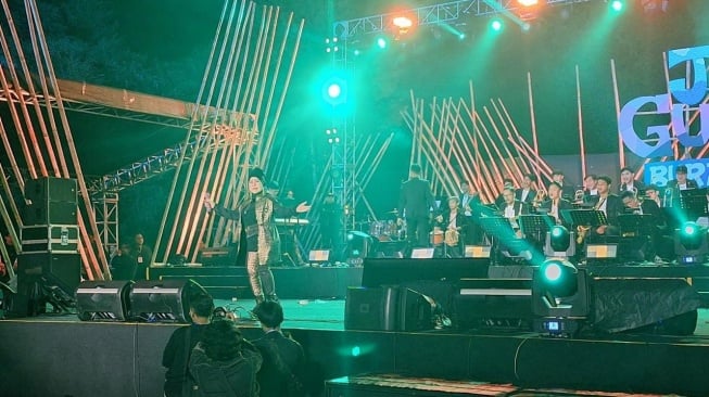 Jazz Gunung Burangrang Ditutup Penampilan Elvy Sukaesih