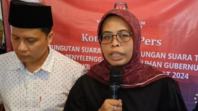 Ketua KPU Jawa Barat Ummi Wahyuni bersama komisioner KPU Jabar memberikan keterangan di Bandung, Kamis (28/11/2024). ANTARA/Ricky Prayoga.