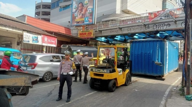 Truk Kontainer Tersangkut di Jembatan Kereta, Ini Penjelasan Polisi