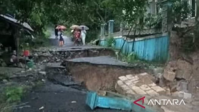 Jalan penghubung antar kecamatan di Kecamatan Agrabinta, Cianjur, Jawa Barat, amblas sehingga tidak dapat dilalui kendaraan dari kedua arah, Rabu (4/12/2024).(ANTARA/Ahmad Fikri). (Ahmad Fikri)