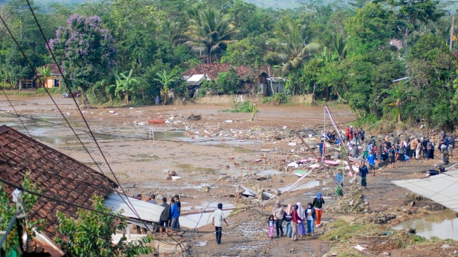 Sejumlah warga menyaksikan dampak banjir bandang di Kampung Cieurih, Desa Datarnangka, Sagaranten, Kabupaten Sukabumi, Jawa Barat, Kamis (5/12/2024). [ANTARA FOTO/Iman/Arf/YU]