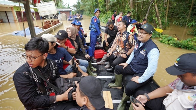 Menteri Sosial Saifullah Yusuf (mengenakan rompi biru tua) merespons cepat banjir Pandeglang dengan menyalurkan berbagai bantuan bagi para korban terdampak (Dok. Kemensos)