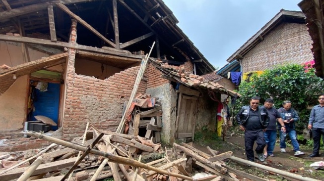 Penjabat Bupati Garut Barnas Adjidin (kiri) bersama anggota DPRD Garut Yudha Puja Turnawan mengecek kondisi bangunan rumah warga yang rusak akibat gempa bumi di Kecamatan Sukaresmi, Kabupaten Garut, Jawa Barat, Minggu (8/12/2024). (ANTARA/HO-Diskominfo Garut)