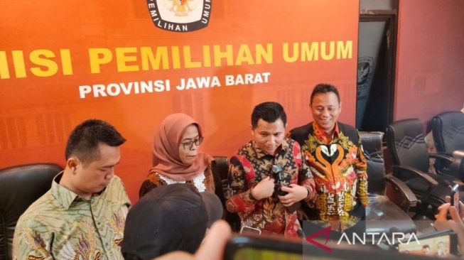 Ketua KPU Provinsi Jawa Barat Ahmad Nur Hidayat (kedua kanan) bersama komisioner KPU Jabar memberikan keterangan di sela Rapat Pleno rekapitulasi suara Pilgub Jabar 2024 di Gedung KPU Jabar, Bandung, Senin (9/12/2024) (ANTARA/Ricky Prayoga)