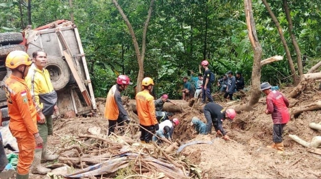 Tim penanggulangan bencana saat melakukan penanganan bencana longsor di wilayah Desa Loji, Kecamatan Simpenan, Kabupaten Sukabumi, Jabar. ANTARA/ (Aditya A Rohman)