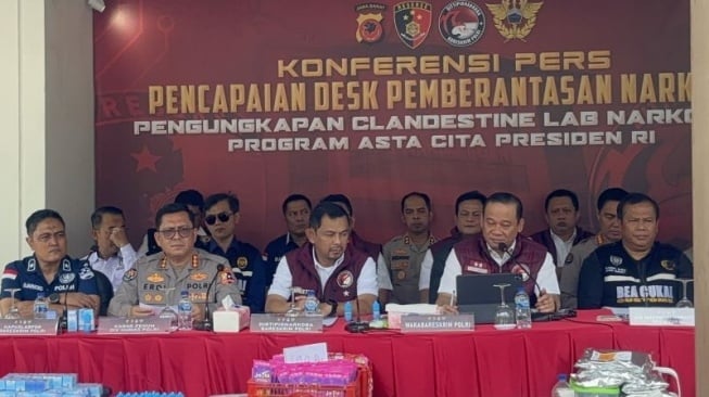 Wakabareskrim Polri Irjen Pol Asep Edi Suheri (tengah) saat ungkap laboratorium narkotika laboratorium narkotika jenis happy water dan liquid di Kabupaten Bandung, Jawa Barat, Kamis (12/12/2024). ANTARA/Rubby Jovan