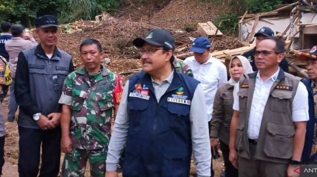 Gus Ipul Serahkan Dana Bantuan untuk Korban Banjir dan Longsor Sukabumi