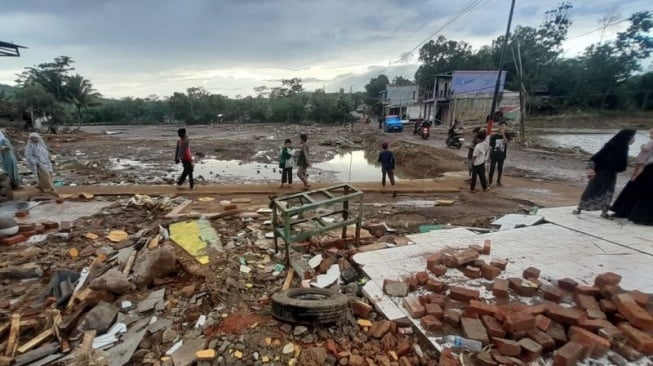 Kondisi Kampung Cieurih, Desa Datarnangka, Kecamatan Sagaranten, Kabupaten Sukabumi, Jawa Barat, yang terdampak banjir bandang luapan air Sungai Cikaso, Rabu (4/12/2024). ANTARA/Aditya A. Rohman