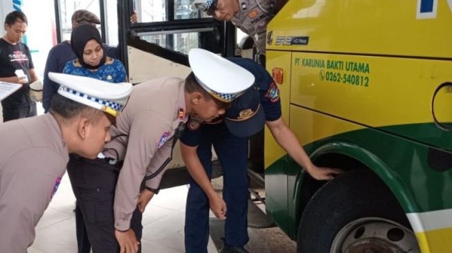 Jelang Libur Akhir Tahun, Polisi dan Dishub Garut Periksa Kelayakan Bus di Terminal Guntur