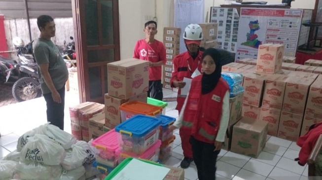 Palang Merah Indonesia Kabupaten Cianjur, Jawa Barat, mendistribusikan ribuan paket bantuan dari berbagai kalangan ke 15 kecamatan terdampak bencana alam di Cianjur. ANTARA/Ahmad Fikri