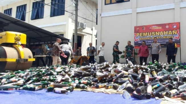 Polres Tasikmalaya Musnahkan Ribuan Botol Minuman Keras Jelang Natal dan Tahun Baru