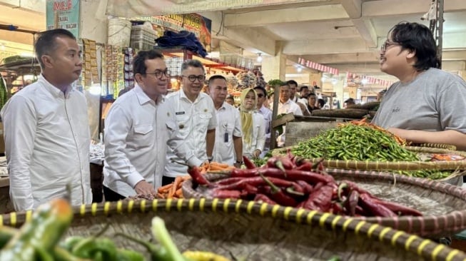 Pastikan Harga Bahan Pokok Terkendali Jelang Natal, Mendag Sambangi Pasar Tagog