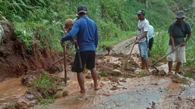 Hujan Deras Picu Longsor di Dusun Cigorowek Pangandaran, Akses Jalan Tertutup