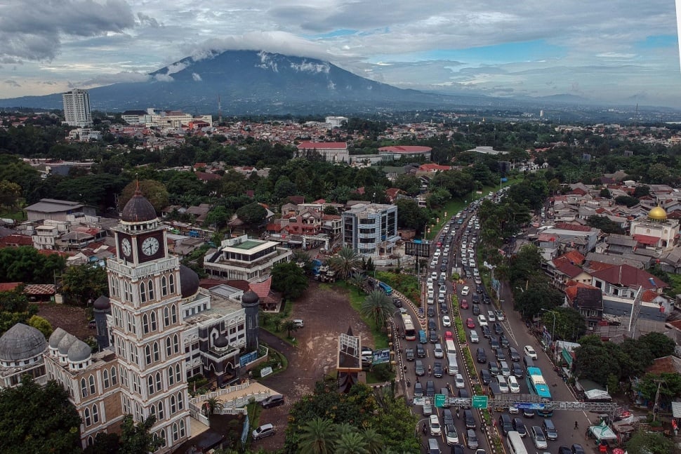 Foto udara kepadatan kendaraan saat diberlakukan sistem satu arah di Jalan Raya Puncak, Simpang Gadog, Ciawi, Kabupaten Bogor, Jawa Barat, Sabtu (21/12/2024). Polres Bogor memberlakukan sistem satu arah untuk mengurai kemacetan akibat tingginya volume kendaraan yang menuju jalur wisata Puncak, Bogor, untuk berlibur akhir pekan dan liburan sekolah. ANTARA FOTO/Yulius Satria Wijaya/nz. 