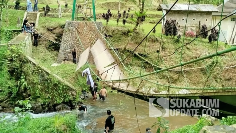 Jembatan penyeberangan di blok Dam Kawasan Taman Nasional Gunung Halimun Salak (TNGHS), Cidahu, Sukabumi ambruk, Senin (23/12/2024). [Dok. Sukabumiupdate.com]